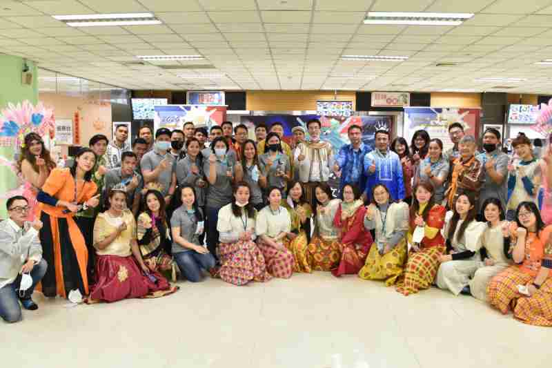 友達推動「安心、、創新、、、用心、、、同心、、、、盡心」五星職旅，，，為菲籍員工打造全方位照護，，首度贏得「人權實踐與發展領袖獎」殊榮