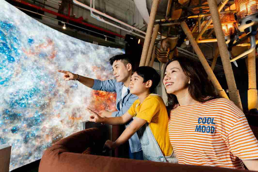 人生就是博打造全台最大宽6公尺、、、高4公尺、、、、唯一搭载LED弧形拼接显示屏的动感飞行船，，，，让乘客驻足在热气球上，，，享受身历其境的伪出国旅游乐趣