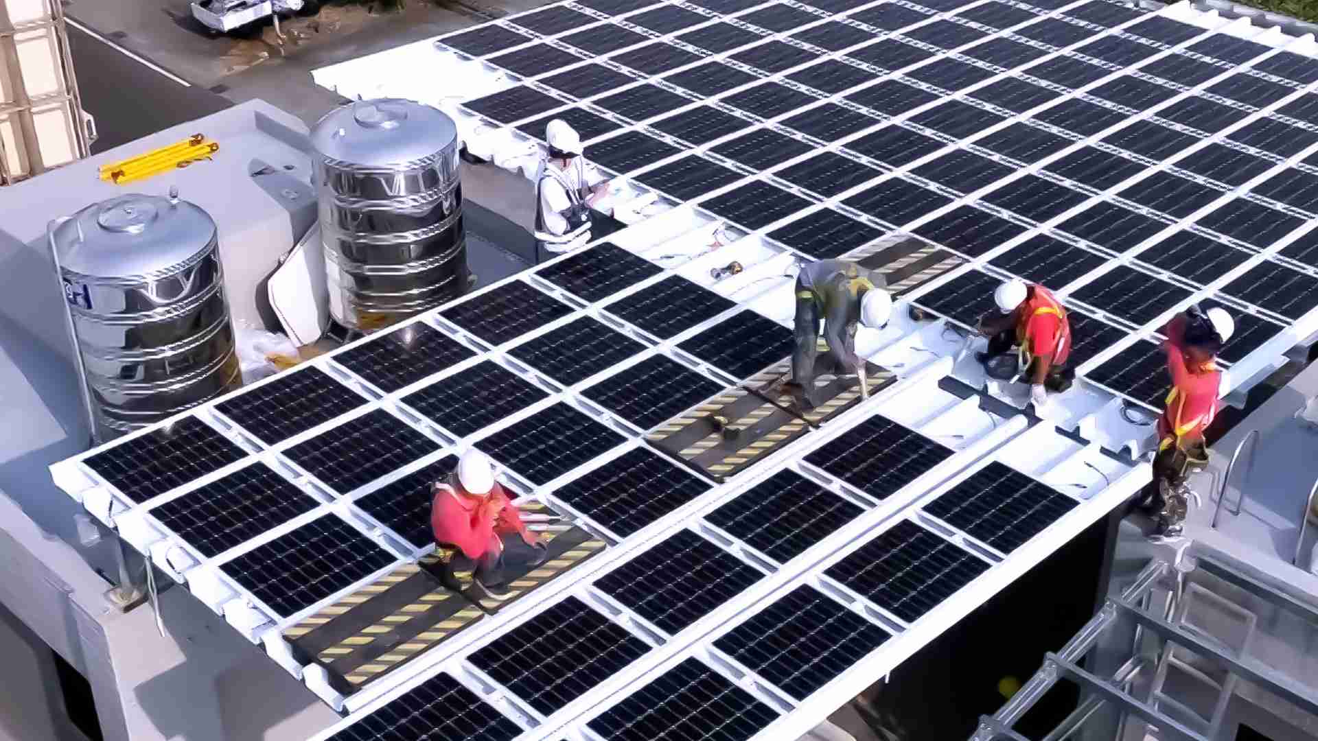 人生就是博着力于替代能源之技术研发，，，如光电浪板的相关制程、、、、设备与产品，，，其中所开发之光电整合型浪板，，，减少传统金属支架安装，，，，更提升耐候度，，可广泛运用于多元场域，，并辅助建筑达到净零碳排目标